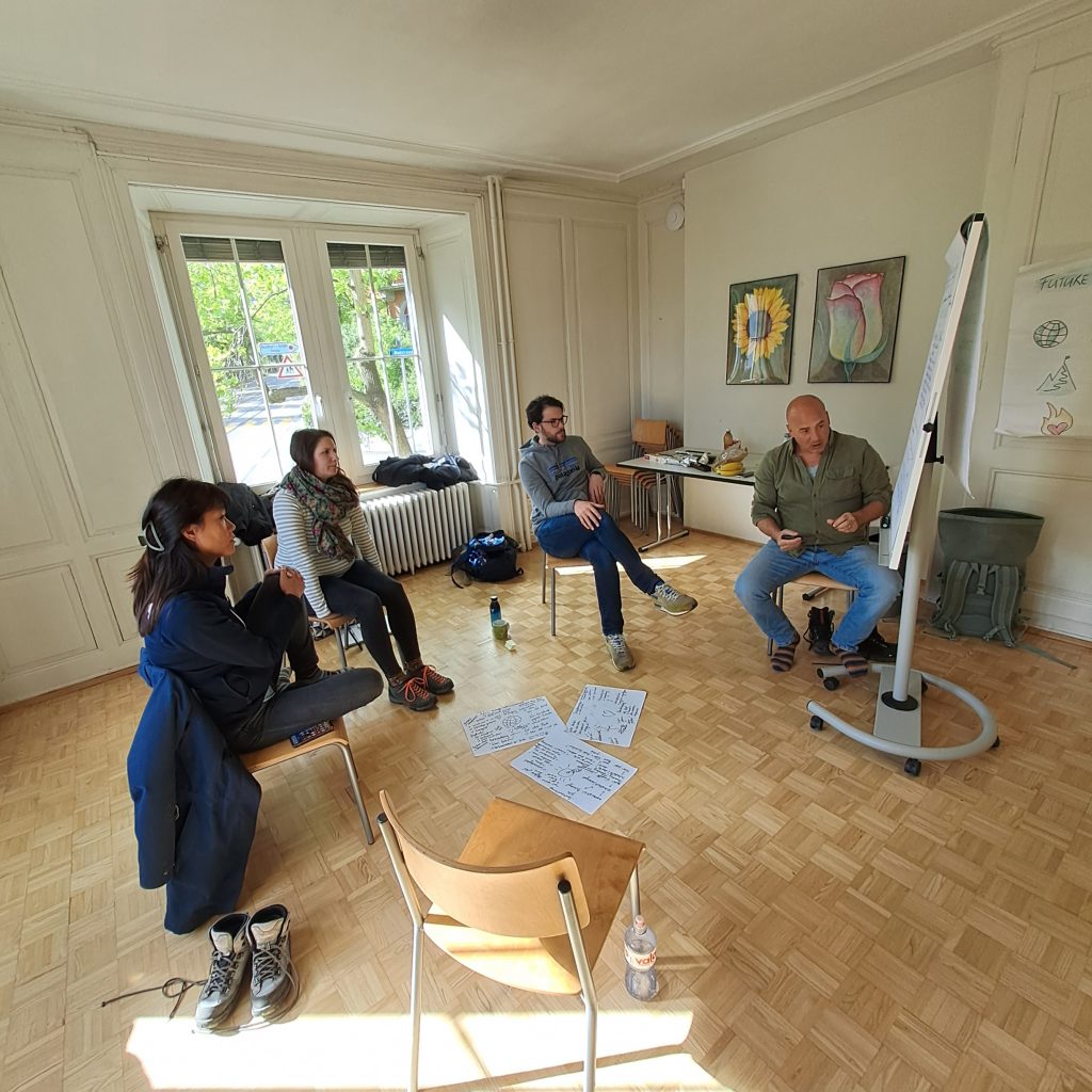 Workshopszene mit vier Menschen in einem Raum