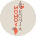 Logo von Momo&Ronja, rötlich-beige auf beigem Hintergrund mit Blattsymbolen
